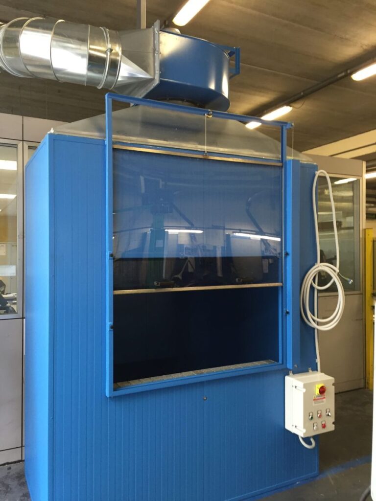 Cabina di pulitura degli stampi di una vetreria industriale