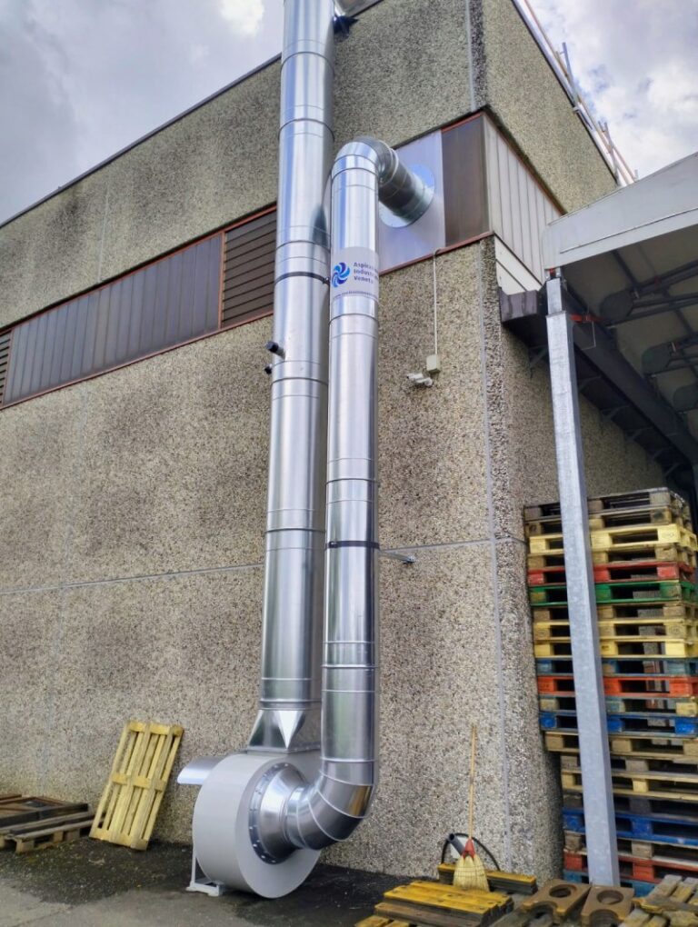 Precisione e automazione: il sistema di aspirazione a cappe scorrevoli per celle robotizzate di saldatura